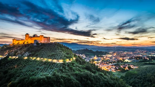 Adembenemende zonsondergang over het kasteel in Spoleto, Umbrië, Italië — Stockfoto