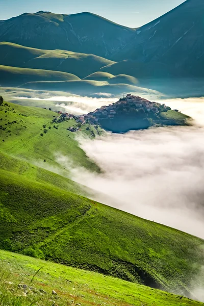 在 Castelluccio，翁布里亚，意大利的日出 — 图库照片