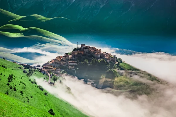 Ανατολή του ηλίου στη της Castelluccio με ομίχλη κοιλάδα, Umbria, Ιταλία — Φωτογραφία Αρχείου