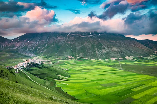 Vackra skymningen i bergen över Castelluccio, Umbrien, Italien — Stockfoto