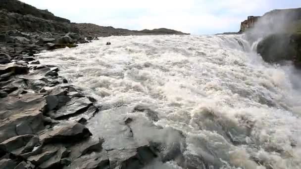 Grootste in Europa waterval Dettifoss met rivier in IJsland — Stockvideo