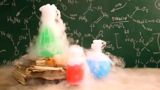 Dynamic chemical reaction in beakers, laboratory school — Stock Video