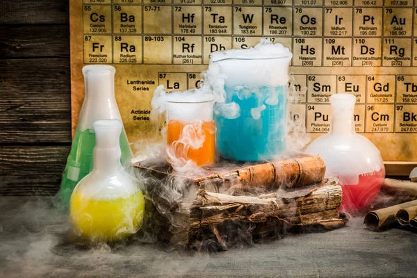 Reação química dinâmica durante uma aula de química — Fotografia de Stock
