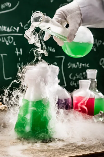 Testar novas reações químicas em laboratório acadêmico — Fotografia de Stock