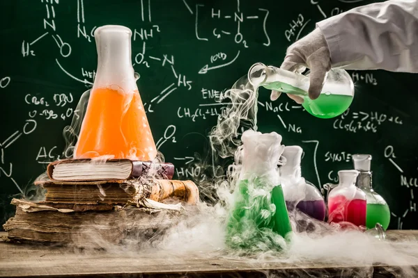 A kémiai képlet iskola laboratóriumi ellenőrzése — Stock Fotó