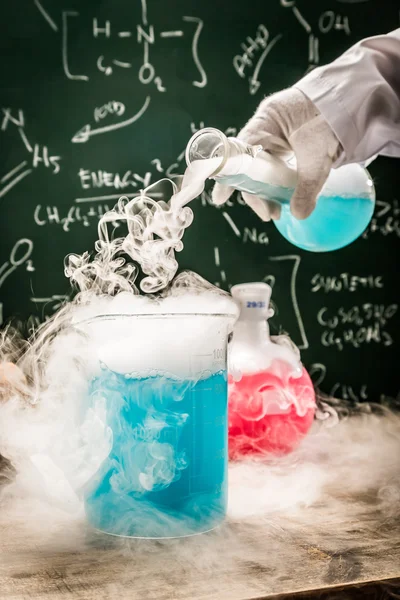 Testes químicos práticos em laboratório acadêmico — Fotografia de Stock
