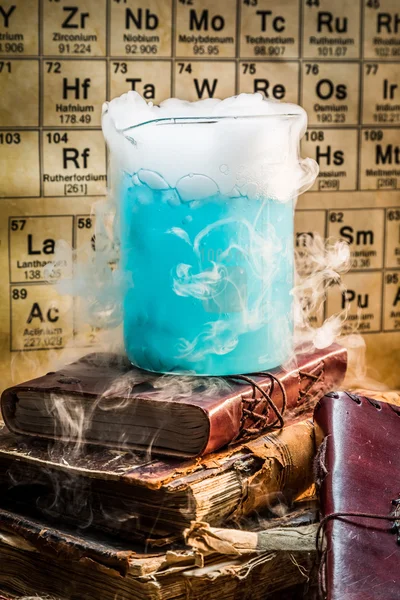 Reação química do componente azul dinâmico no laboratório — Fotografia de Stock