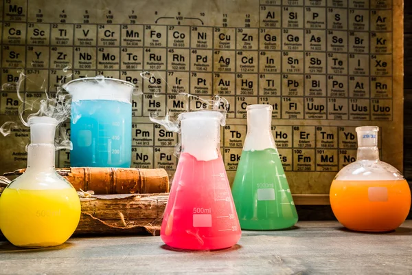 Laboratório químico escolar com tabela periódica de elementos — Fotografia de Stock