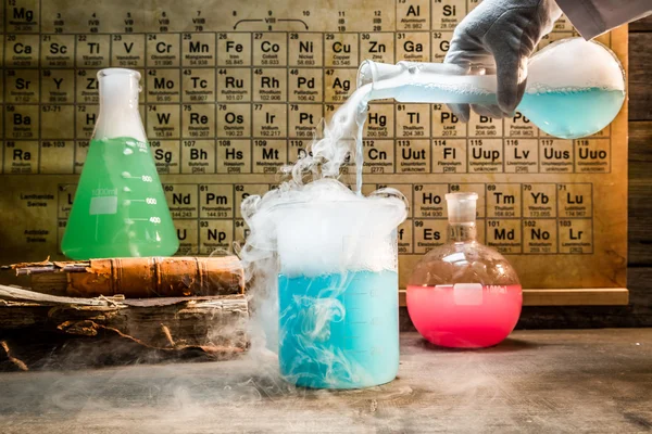 Laboratoire de chimie académique avec béchers de couleur — Photo