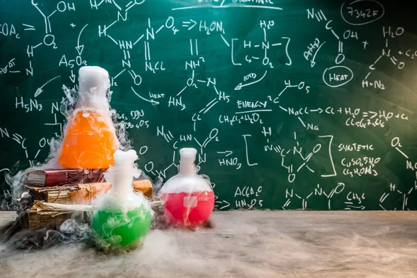 Reação química rápida em aulas de química — Fotografia de Stock