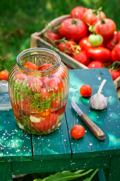 Podczas marynowania pomidorów z domowych składników — Zdjęcie stockowe