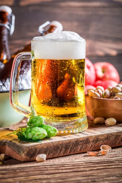 Холодное и свежее пиво из яблок — стоковое фото