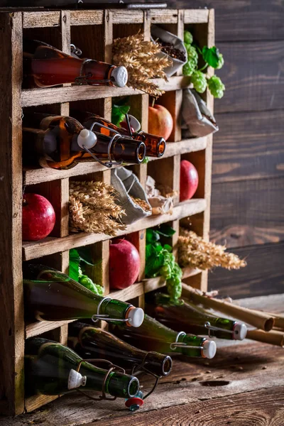 Divers ingrédients de bière de cidre dans une vieille boîte en bois — Photo