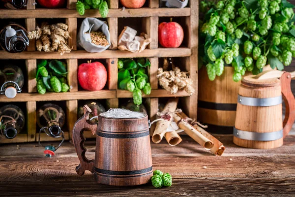 Cerveja fresca e ingredientes em caixa de madeira — Fotografia de Stock