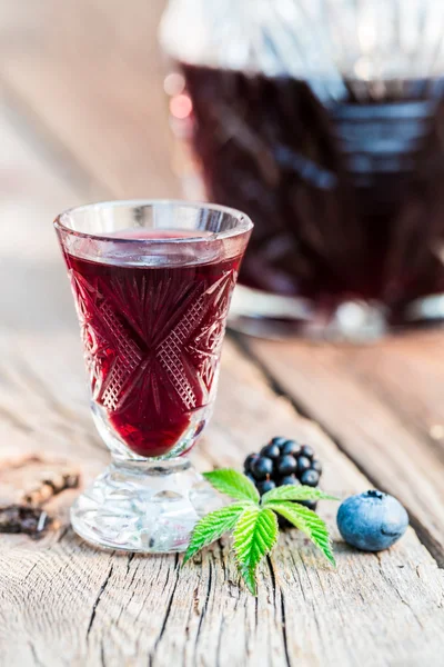 Homemade liquor made of berry fruits and alcohol — Stock Photo, Image