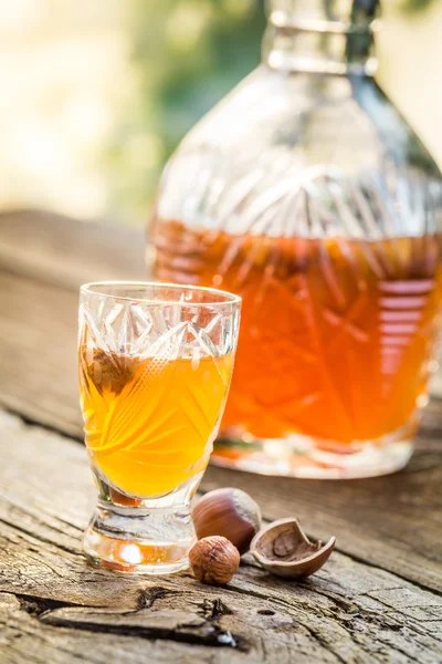 Schmackhafter Likör aus Nüssen und Alkohol — Stockfoto