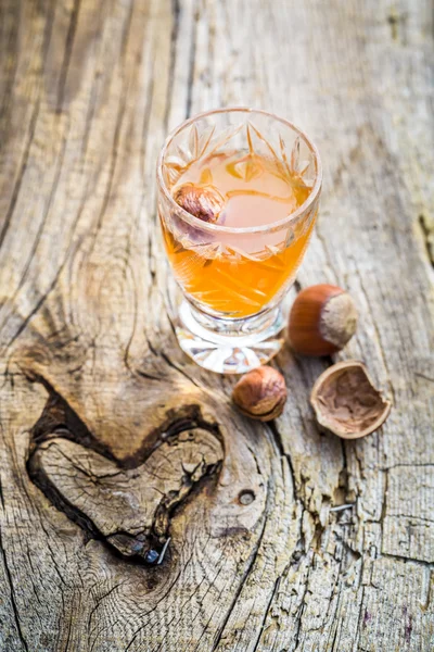 Heerlijke likeur gemaakt van alcohol en noten — Stockfoto