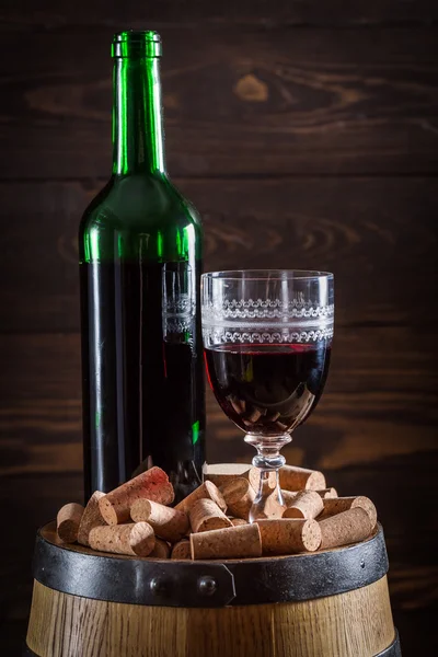 Vino rosso fresco e tappi su botte di legno — Foto Stock