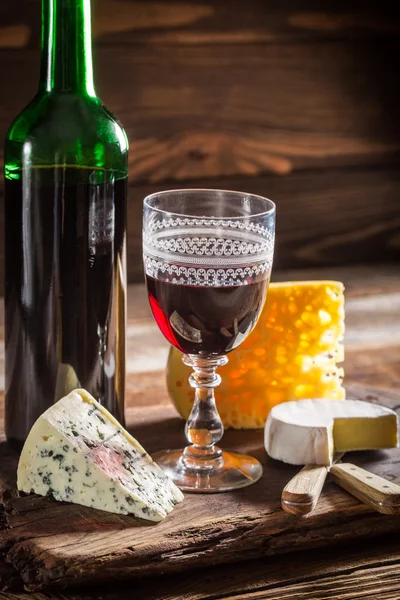 Vinho tinto fresco com vários tipos de queijo — Fotografia de Stock