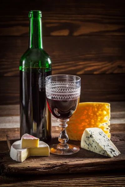 Vinho fresco em copo com vários tipos de queijo — Fotografia de Stock