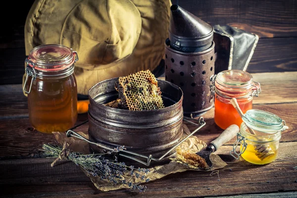 Herramientas para apicultores de edad en el campo — Foto de Stock