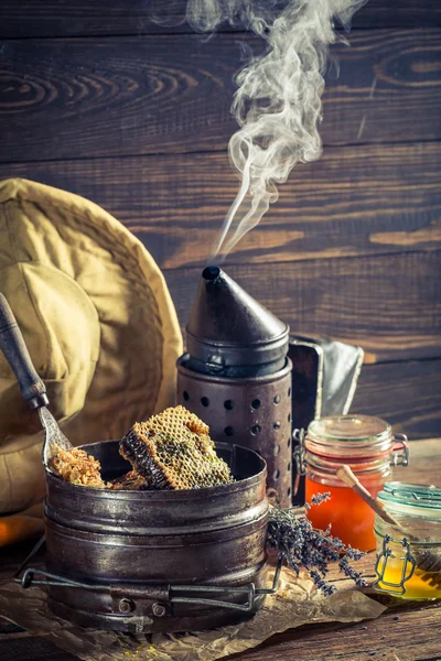 Outils de travail de l'âge pour l'apiculture à la campagne — Photo