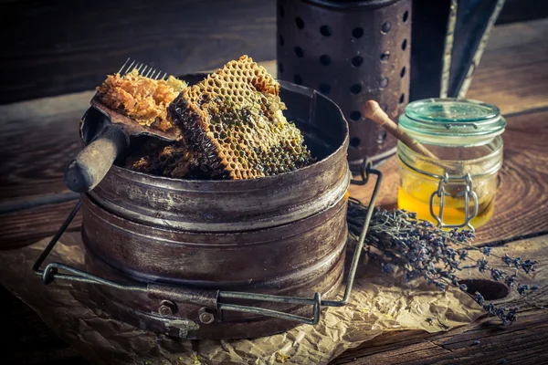 Antichi attrezzi da apicoltore in campagna — Foto Stock
