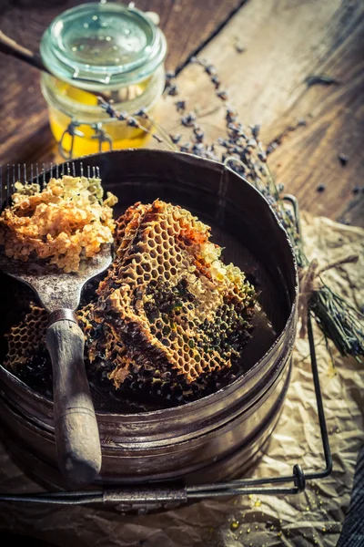 Outils vintage pour l'apiculture au miel à la campagne — Photo