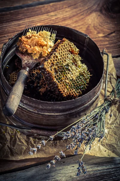 Herramientas antiguas para la apicultura con miel fresca —  Fotos de Stock