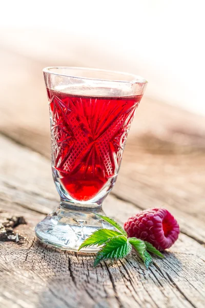 Homemade liqueur made of raspberries and alcohol — Stock Photo, Image