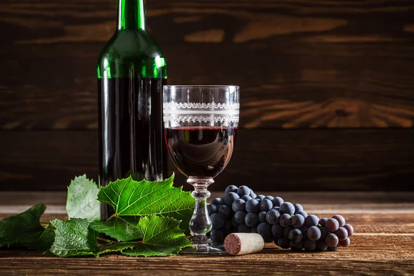 Fresh red wine with grapes — Stock Photo, Image