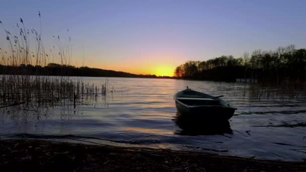 Ruhige Abenddämmerung mit Boot und See — Stockvideo