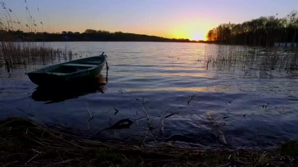 Lugn solnedgång med båt och sjö — Stockvideo