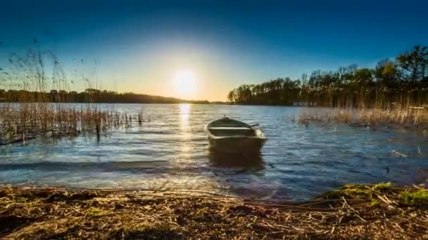 Coucher de soleil avec le bateau et le lac, timelapse, 4k — Video