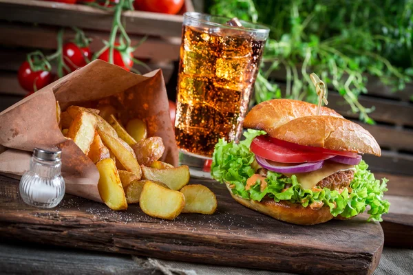 Hamburguesa casera hecha con pollo, papas fritas y bebida fría — Foto de Stock