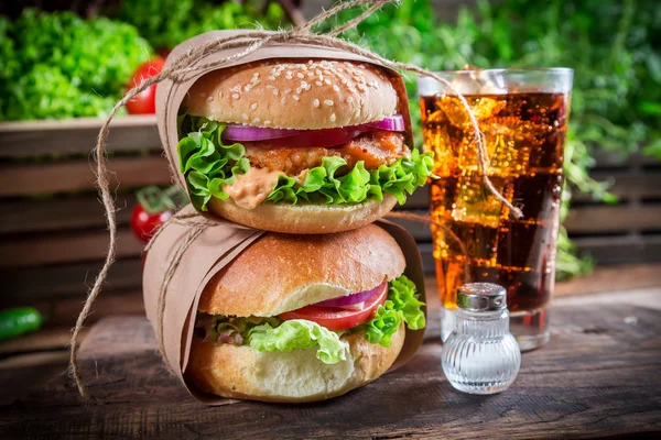 Afhaalmaaltijden gezonde hamburger met koud drankje — Stockfoto