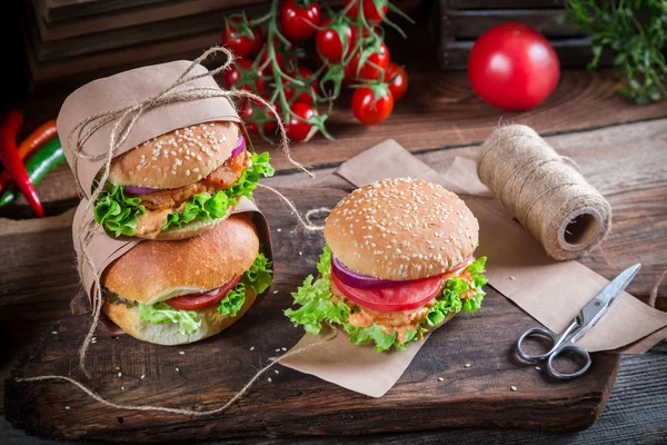 Homemade takeaway hamburger with fresh vegetables — Stock Photo, Image