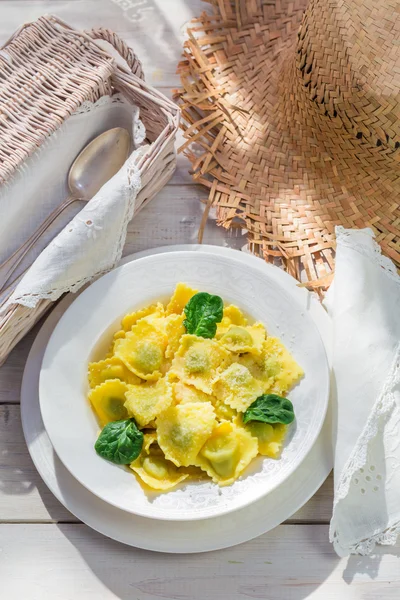 Gustosi ravioli con spinaci e ricotta — Foto Stock