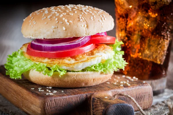 Closeup of homamde burger with fried egg — Stock Photo, Image