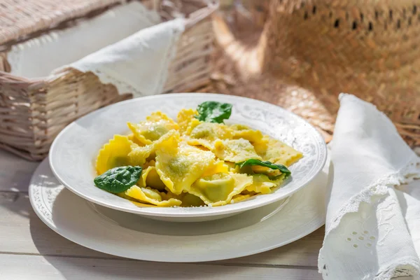 Ravioli con ricotta, spinaci e parmigiano — Foto Stock