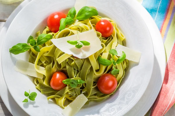 Primo piano di tagliatelle fatte in casa con basilico e pomodoro — Foto Stock