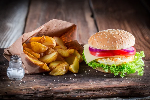 Close-up van verse hamburger met gebakken ei en frietjes — Stockfoto