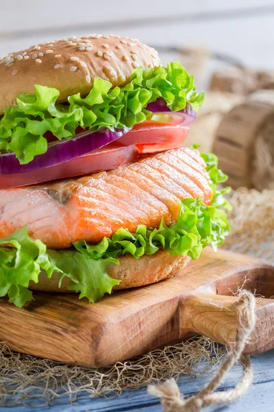 Primer plano de hamburguesa casera con grandes pescados y verduras —  Fotos de Stock