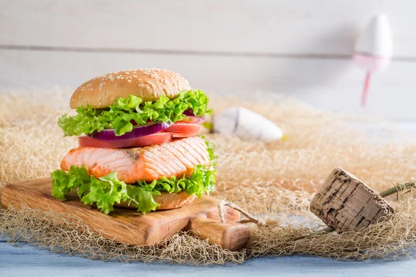 Sandwich casero con pescado y verduras en la red de pesca —  Fotos de Stock