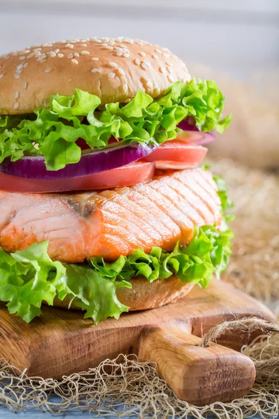 Primer plano de delicioso sándwich con grandes pescados y verduras —  Fotos de Stock