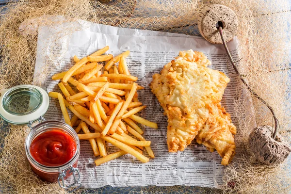 Peixes quentes e batatas fritas servidos no jornal — Fotografia de Stock