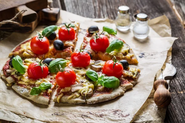 Homemade thin pizza with tomatoes, cheese and basil — Stock Photo, Image