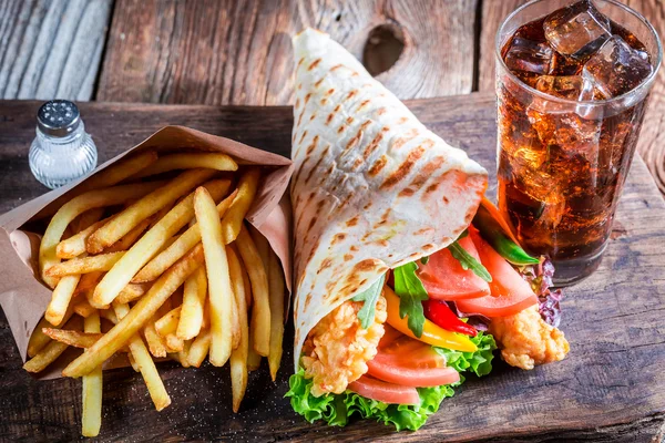 Closeup of tasty kebab with fries and cod drink — Stock Photo, Image