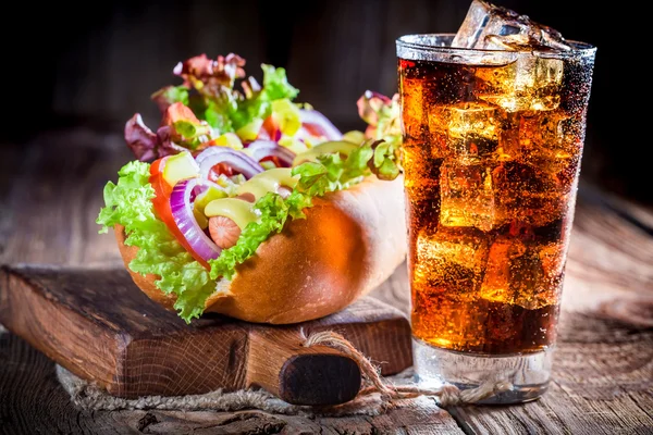 Closeup čerstvé hot dog s klobásou a zeleninou — Stock fotografie