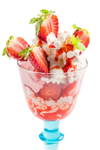 Strawberry dessert glass på vit bakgrund — Stockfoto